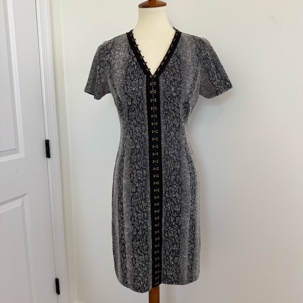 T Tahari Women’s Dress Size 6 Gray Sheath‎ Short Sleeve V Neck Snake Print